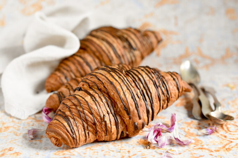 Rogal croissant z nadzieniem czekoladowym